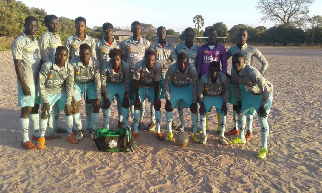 De Gambiaanse vertegenwoordiger van #Gambia Sport stuurde ons deze foto van #Kolomba Village FC (uit Kolomba Cassamance) nadat het team door hem was voorzien van complete (nieuwe) tenues. Opnieuw een groot DANKJEWEL aan #Excelsior Rotterdam voor de geweldige steun.