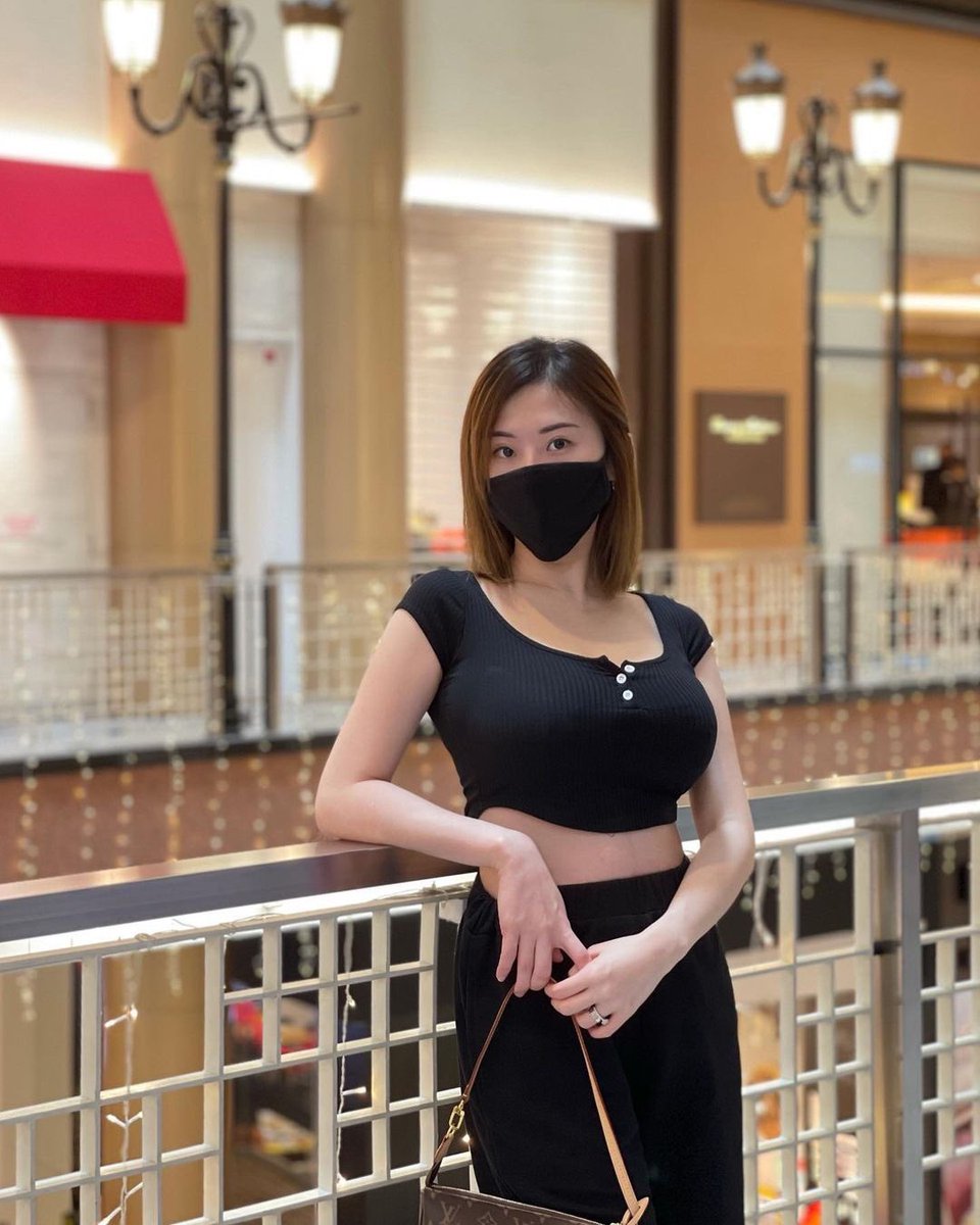 ”只要疫情一天没消失, 那我们都应该每天戴口罩” 未婚妻是这么说的 😂 显然就算遮了脸其他男人路过依旧用色眯眯的眼神对她上下打量. 想起很多线下献妻都爱用眼罩, 其实口罩也不错, 舒服的同时看着对方老婆眼睛 #绿帽 #绿帽献妻 #绿帽淫妻 #女友 #出卖女友 #意淫 #曝光 #曝光女友 #曝光老婆 #辱骂 https://t.co/8eCavQNx1v