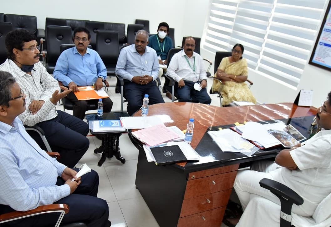 AudimulapSuresh's tweet photo. త్రిబుల్ఐటీ డైరెక్టర్ లతో సచివాలయం లోని ఛాంబర్ లో సమీక్షా సమావేశం.

నాణ్యమైన విద్యాబోధన కోసం ఫాకల్టీ లను నియమించుకోవటంలో అలసత్వంపై ఆగ్రహం.
#AudimulapuSuresh #IIITs #AndhraPradesh #RGUKT https://t.co/4vEUYCPiDm