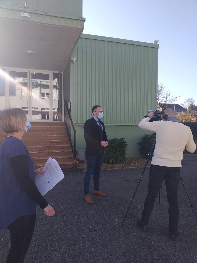 Classe_Denis's tweet photo. 🎬📽🎬 Ce matin, tournage pour les 4e1 au @clgBouligny avec l'équipe de la CARDIE - Innovathèque pour le projet EDUCFI 💶💰💸
Une équipe investie et fière de ses élèves motivés et acteurs ! @MissTrivini @AS_clgBouligny @ClgCpe @clgBouligny  #educfi #passeporteducfi #cardie https://t.co/nFHX518jBI
