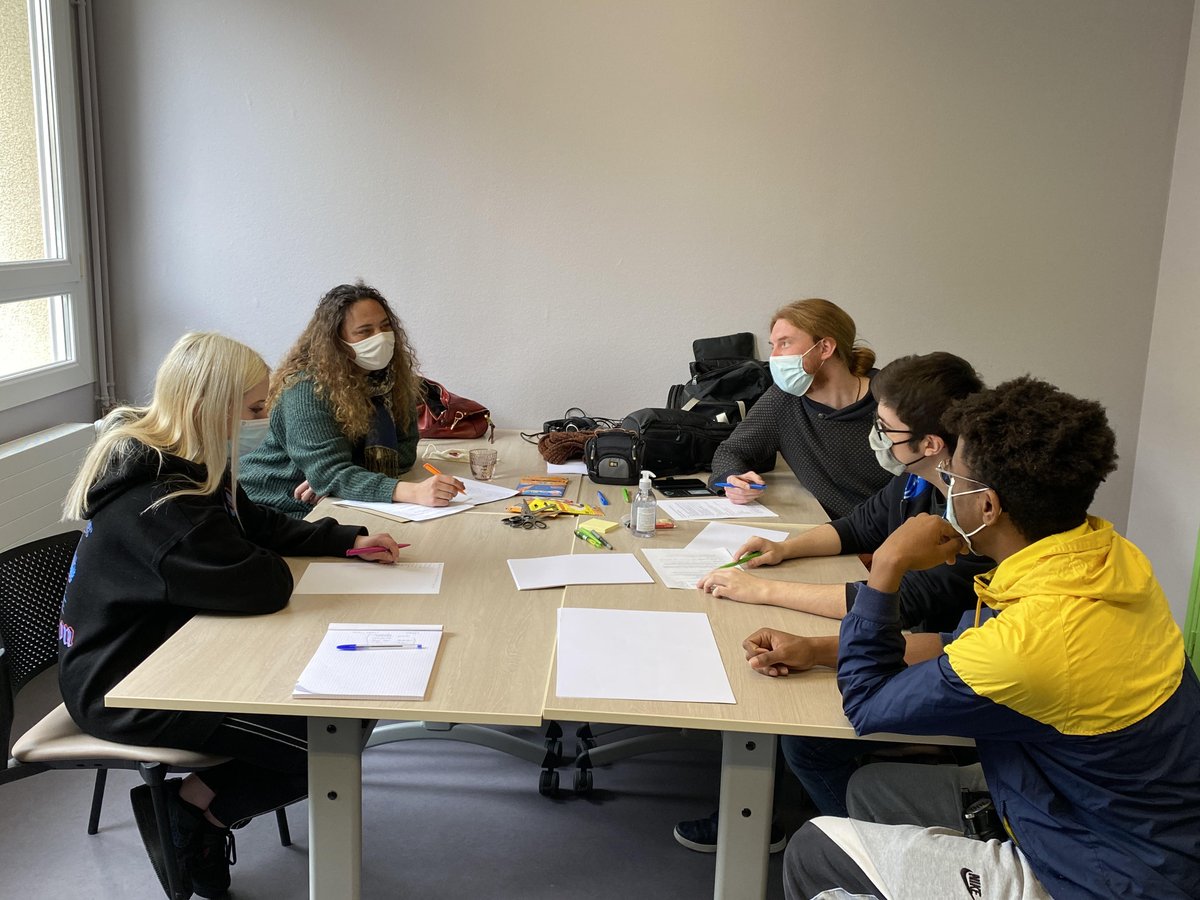 MLSudmanche's tweet photo. Aujourd'hui, en collaboration avec la Radio du Sud Manche📻c'est préparation d'interview pour la Garantie Jeunes 🎤 
#missionlocale #GarantieJeunes #radiosudmanche https://t.co/l88tdfqTOg