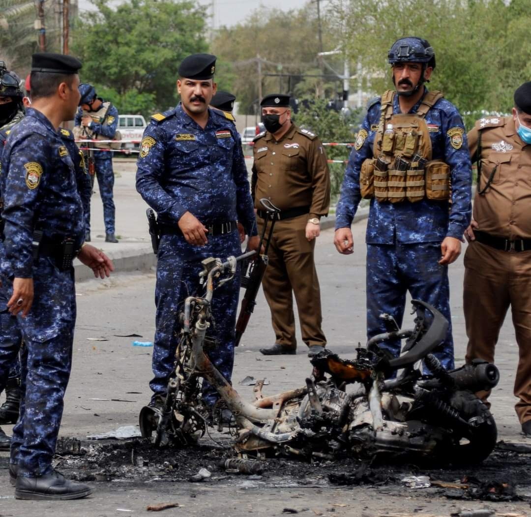 IRaqiRev's tweet photo. سرايا السلام وانفجار الدراجة النارية المحملة بعبوات ناسفة في تقاطع المشتل

انفجرت دراجة نارية في تقاطع المشتل ببغداد  اثر حادث اصطدام بسيارة ولان الدراجة النارية كانت محملة بعبوات ناسفة انفجرت وادت الى مقتل سائقها واصابة صديقه المرافق له

تم نقل المصاب الى مستشفى ابن النفيس
[1\5] https://t.co/Gh9m6HN0mm