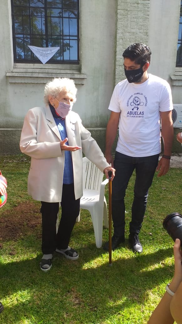 abuelasdifusion's tweet photo. Un curupí, que simboliza las redes de contención, fue plantado en la Casa 30 mil compañeros, de Familiares de desaparecidos y detenidos por razones políticas, en el @espacio_memoria 
#A45AñosDelGolpeGenocida
#PlantamosMemoria
#Son30Mil https://t.co/tvPwF0xARi