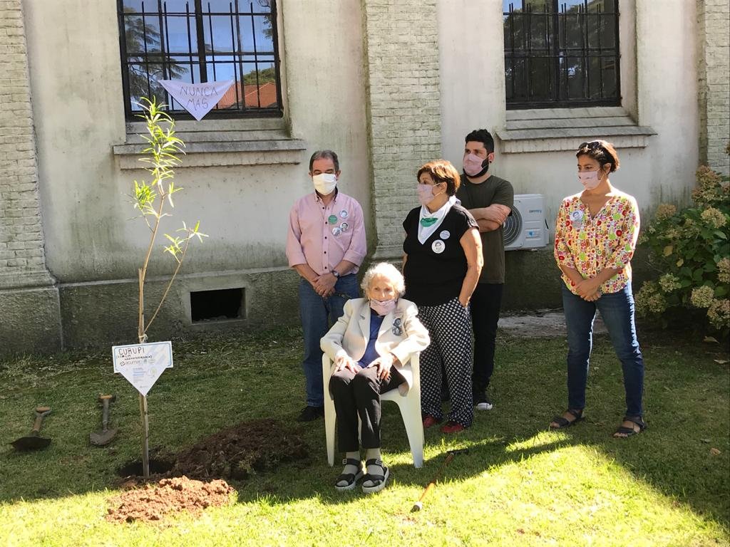 abuelasdifusion's tweet photo. Un curupí, que simboliza las redes de contención, fue plantado en la Casa 30 mil compañeros, de Familiares de desaparecidos y detenidos por razones políticas, en el @espacio_memoria 
#A45AñosDelGolpeGenocida
#PlantamosMemoria
#Son30Mil https://t.co/tvPwF0xARi