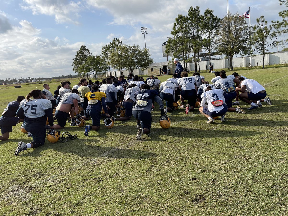 WarnerUFootball's tweet photo. The Warner Royals are making it a great Spring for #DubU our guys are ready to get out on the field and make it a great #WarnerWinsWednesday #DoubleWin 🦁🏈 https://t.co/7fX8sPCIaA