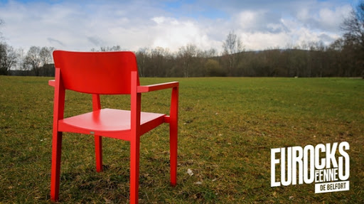 Fainst's tweet photo. Les festivals postent des photos de chaises isolées pour demander à ce qu'ils puissent se tenir debout cet été... #solidaire #DeboutLesFestivals #COVID19france https://t.co/CCDjuGJWsR