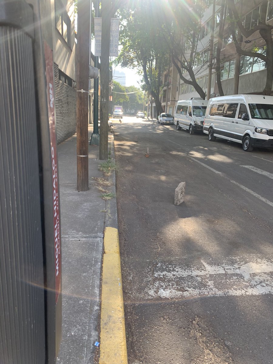 marraesc's tweet photo. @vromog @AlcaldiaMHmx Increíble se adueñen de nuestras calles. ¿Hasta cuando quitaran a este señor? NO es su calle y no puede estar apartándola. Hagan algo, está de L a V de 7 am a 1 pm https://t.co/kiCh459bJV