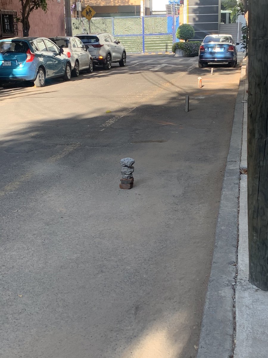 marraesc's tweet photo. @vromog @AlcaldiaMHmx Increíble se adueñen de nuestras calles. ¿Hasta cuando quitaran a este señor? NO es su calle y no puede estar apartándola. Hagan algo, está de L a V de 7 am a 1 pm https://t.co/kiCh459bJV