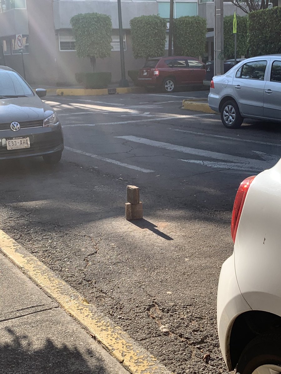marraesc's tweet photo. @vromog @AlcaldiaMHmx Increíble se adueñen de nuestras calles. ¿Hasta cuando quitaran a este señor? NO es su calle y no puede estar apartándola. Hagan algo, está de L a V de 7 am a 1 pm https://t.co/kiCh459bJV