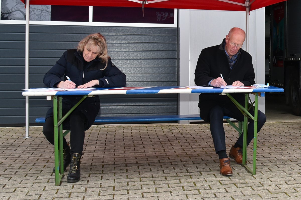 Afgelopen maandag is een huurcontract voor een tijdelijke brandweerkazerne in Oudega (Smallingerland) officieel getekend. Een loods op het terrein van de familie Holwerda wordt verbouwd om te kunnen dienen als tijdelijke kazerne. Meer weten? bit.ly/3cX2hri