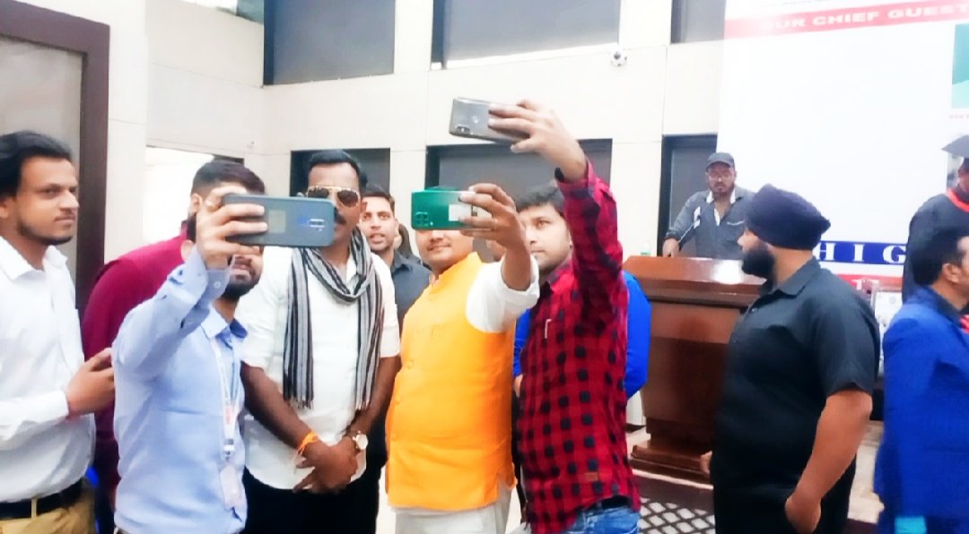 RajeshPanditBJ1's tweet photo. मैं इन्हें #fans नहीं #friends कहता हूं क्योंकि हम कलाकार सिर्फ इन्हीं के स्नेह सम्मान से हैं।। 🔊🎙
Official Website : https://t.co/1EO0lfTjN0
#anchor #actor #host #gamesanchor #tvanchor #emcee #comperer #performer #fm #bollywood #artist #delhi #india #event #entertainer #pandit https://t.co/qEf2xlmQkI