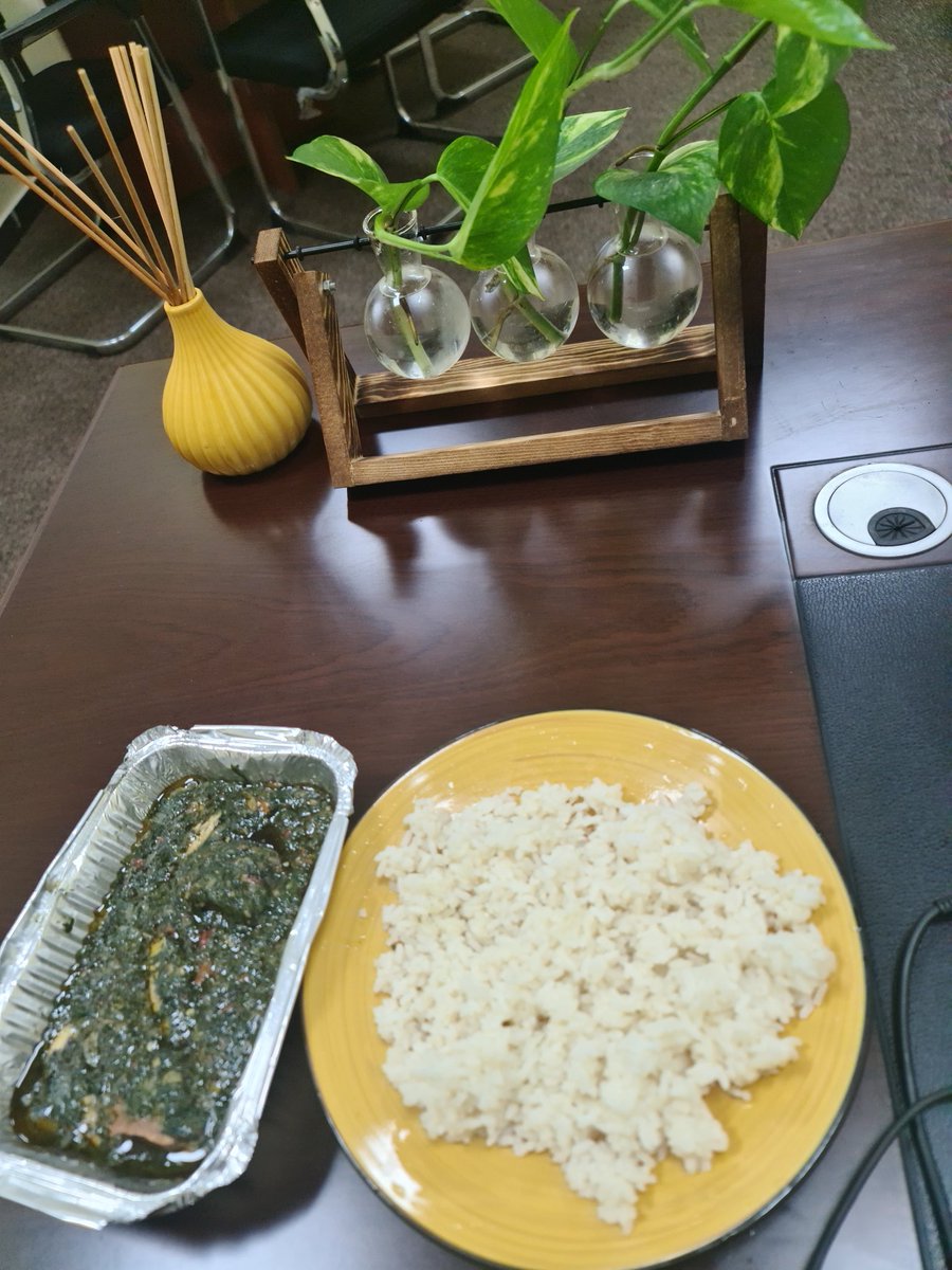 yakamajones's tweet photo. On days like this, boosting the energy level calls for 'cookery'. 🤣🤣🤣. #cookery #streetfood #brainatwork #writer #notacoffeedrinker #teadidnotwork #dontwantsoda #SaloneTwitter #contrititi #strategy #policy https://t.co/XmSeDPhHNF