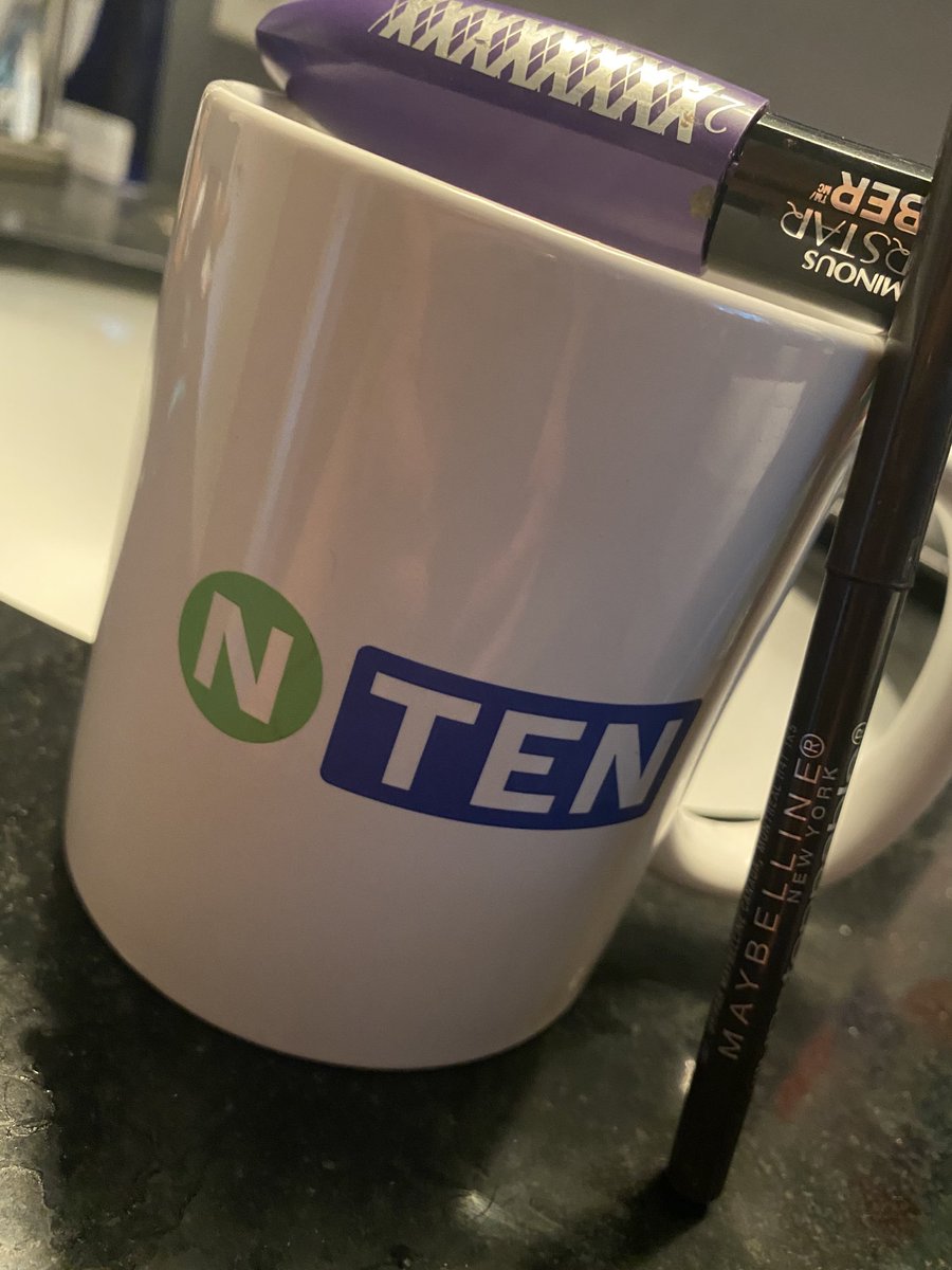 About to draw my brows on before sharing a cup of brew with <a href="/farra/">Farra Trompeter 🏳️‍🌈🦄</a> &amp; the #21NTC Coffee Chat crew⁩ (I don’t do makeup for virtual meetups for just *anybody*, you know...) 🙃 Join us at 8 am PST!