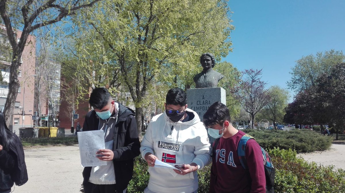 IesMMolina's tweet photo. Hoy ha tocado el turno del #recorridopoeticoyemocional a los alumnos de #2ESOC. Paseo por el barrio de #LasAguilas entre poemas en una bonita mañana soleada. #poesia #emociones #primaveraliteraria #DiaMundialDeLaPoesia https://t.co/cZSz4IK8Yh