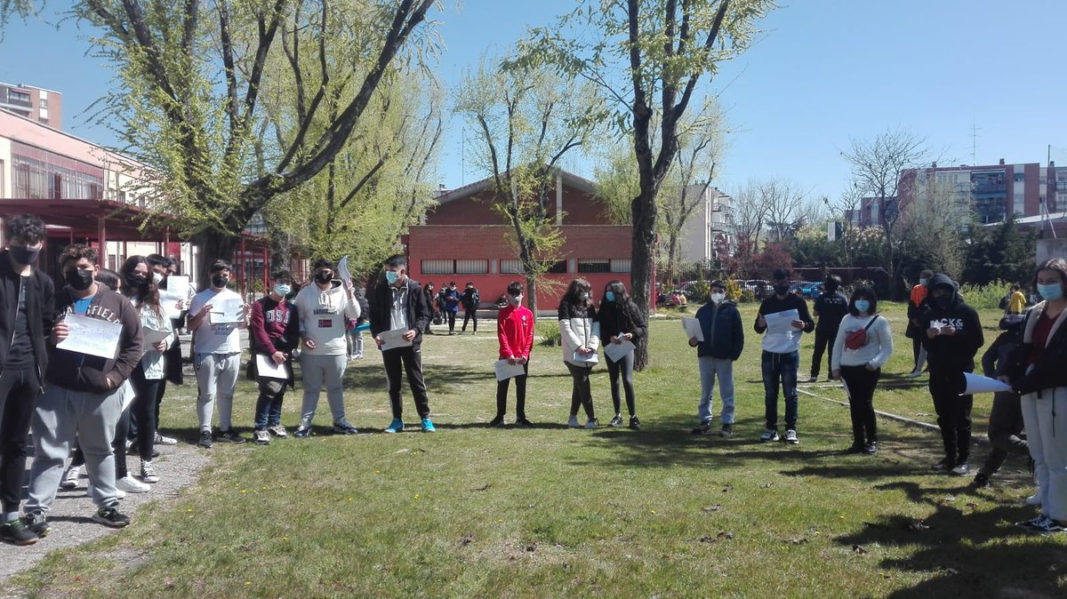 IesMMolina's tweet photo. Hoy ha tocado el turno del #recorridopoeticoyemocional a los alumnos de #2ESOC. Paseo por el barrio de #LasAguilas entre poemas en una bonita mañana soleada. #poesia #emociones #primaveraliteraria #DiaMundialDeLaPoesia https://t.co/cZSz4IK8Yh