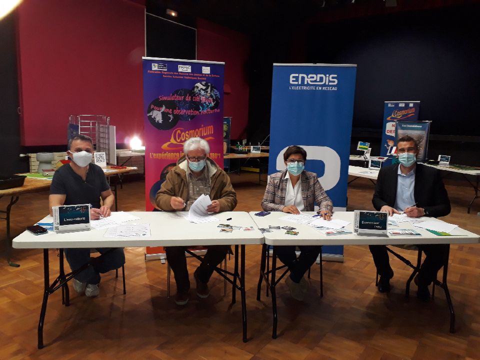 enedis_centre's tweet photo. 🔴#EnDirect La @FRMJCSTS & @enedis renouvellent leur #partenariat✍️ avec la #CCCFG
L’#exposition scientifique #interactive "de l’eau dans le temps, avec #Cosmorium" sera ouverte aux scolaires du 24 au 30 mars à #Lorris, en respectant les gestes barrières😷
https://t.co/v6yCENzh6s https://t.co/DNbWSO2kDW