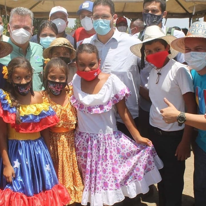 #Viernes19M Desde Ospino realizamos un extraordinario trabajo con nuestro amado pueblo, escuchando sus necesidades, brindando soluciones, fortaleciendo la confianza que han depositado en nosotros y elevando la felicidad y bienestar a cada familia. #PrevenirEsVencer <a href="/NicolasMaduro/">Nicolás Maduro</a>