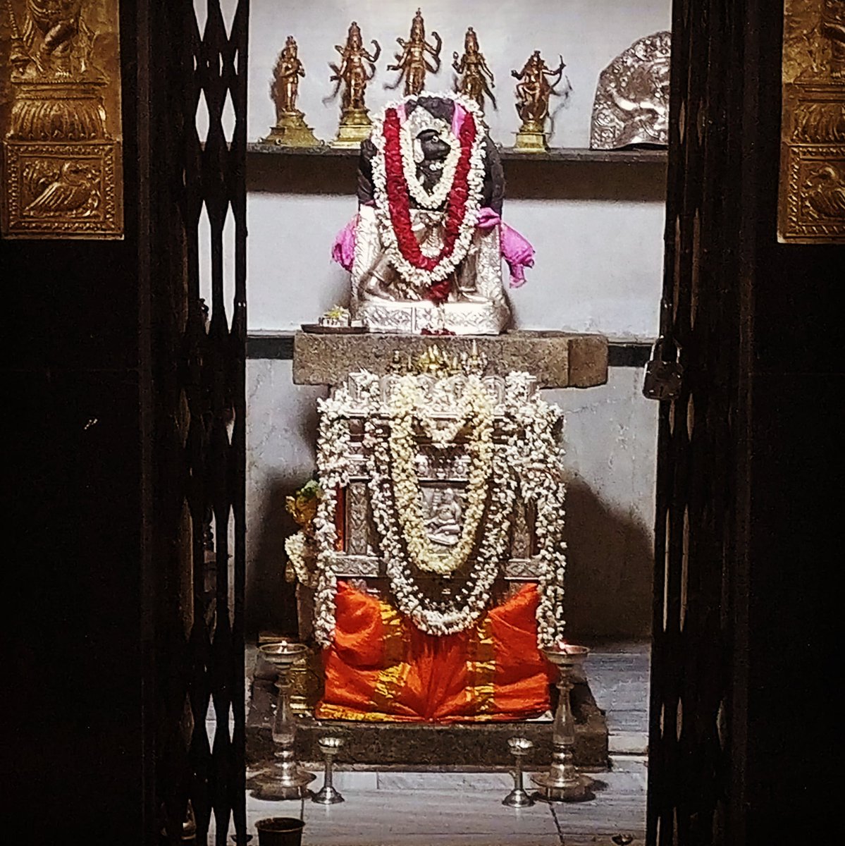 ajaycr's tweet photo. Today's Rayara Alankara - 24/03/2021 🙏🙏
Abhinava Mantralaya, Krishnamurthypuram, Mysore.
#srsmutt #srsmath https://t.co/AceVgynC2J