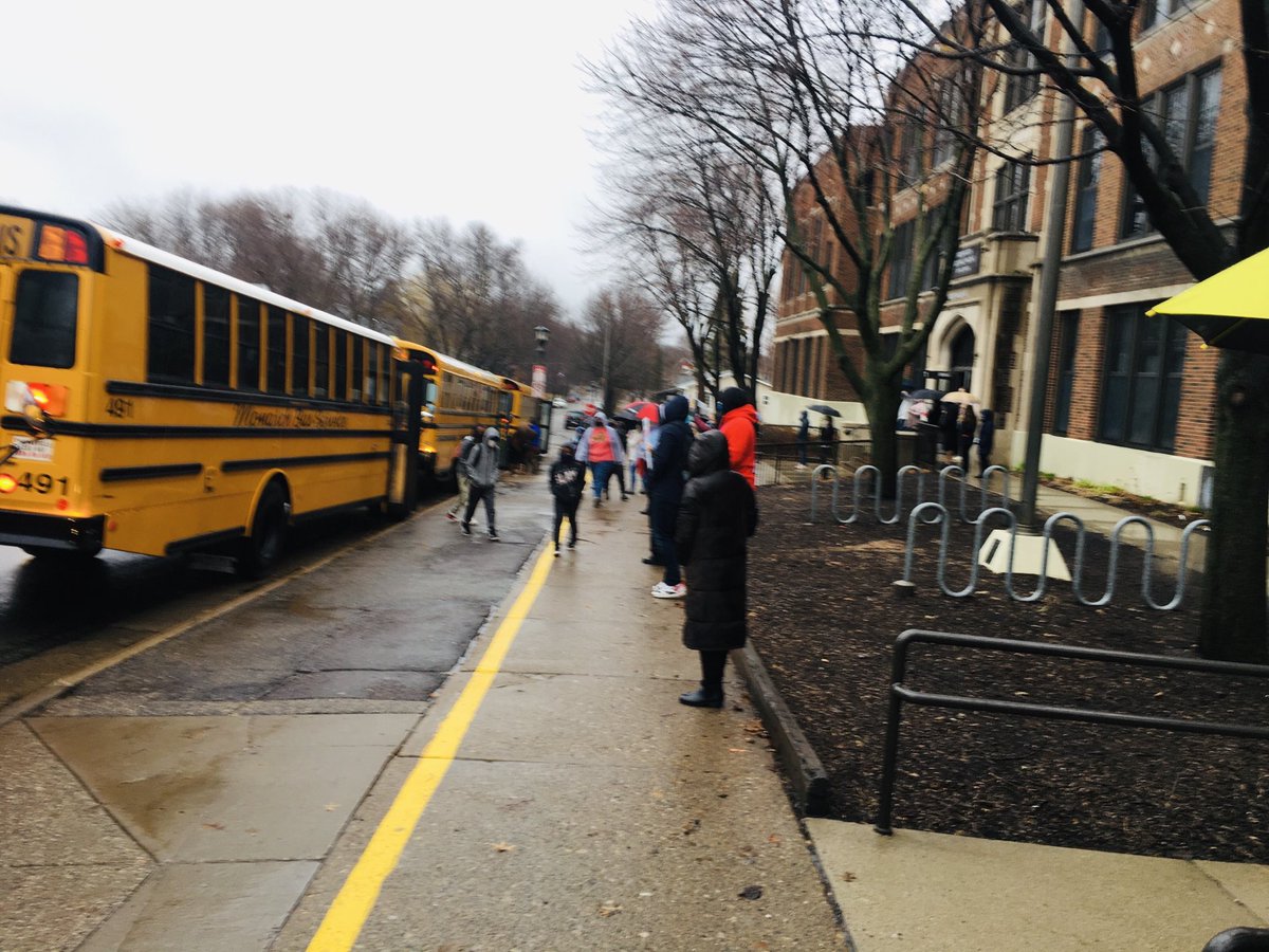 Farnsworth_58's tweet photo. Farnsworth and Johnson staff greeted students in this rainy day-ALL ARE WELCOME!  We are here support our school community!  East side pride=Everyone Belongs! ⁦⁦@SPPS_News⁩ https://t.co/EXsNUGE876