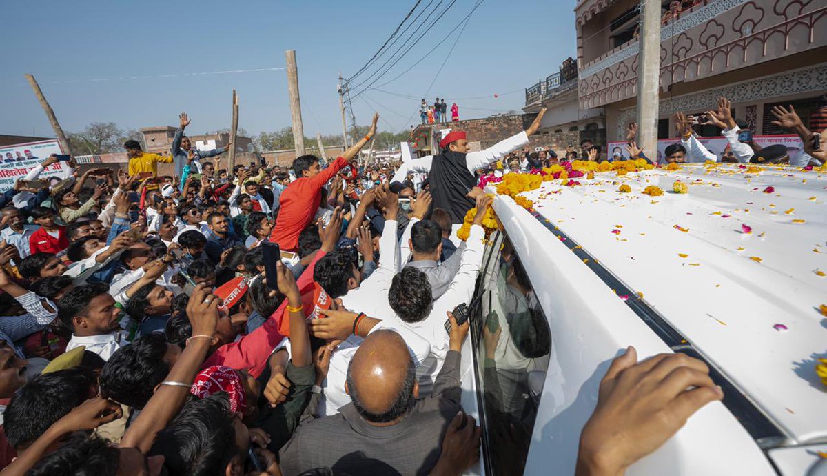 yadavakhilesh's tweet photo. मिला कौशांबी का आशीर्वाद 
फिर से आयेगी सपा सरकार! https://t.co/bhPwtNQ23l
