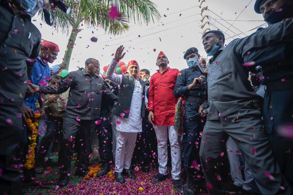 yadavakhilesh's tweet photo. मिला कौशांबी का आशीर्वाद 
फिर से आयेगी सपा सरकार! https://t.co/bhPwtNQ23l