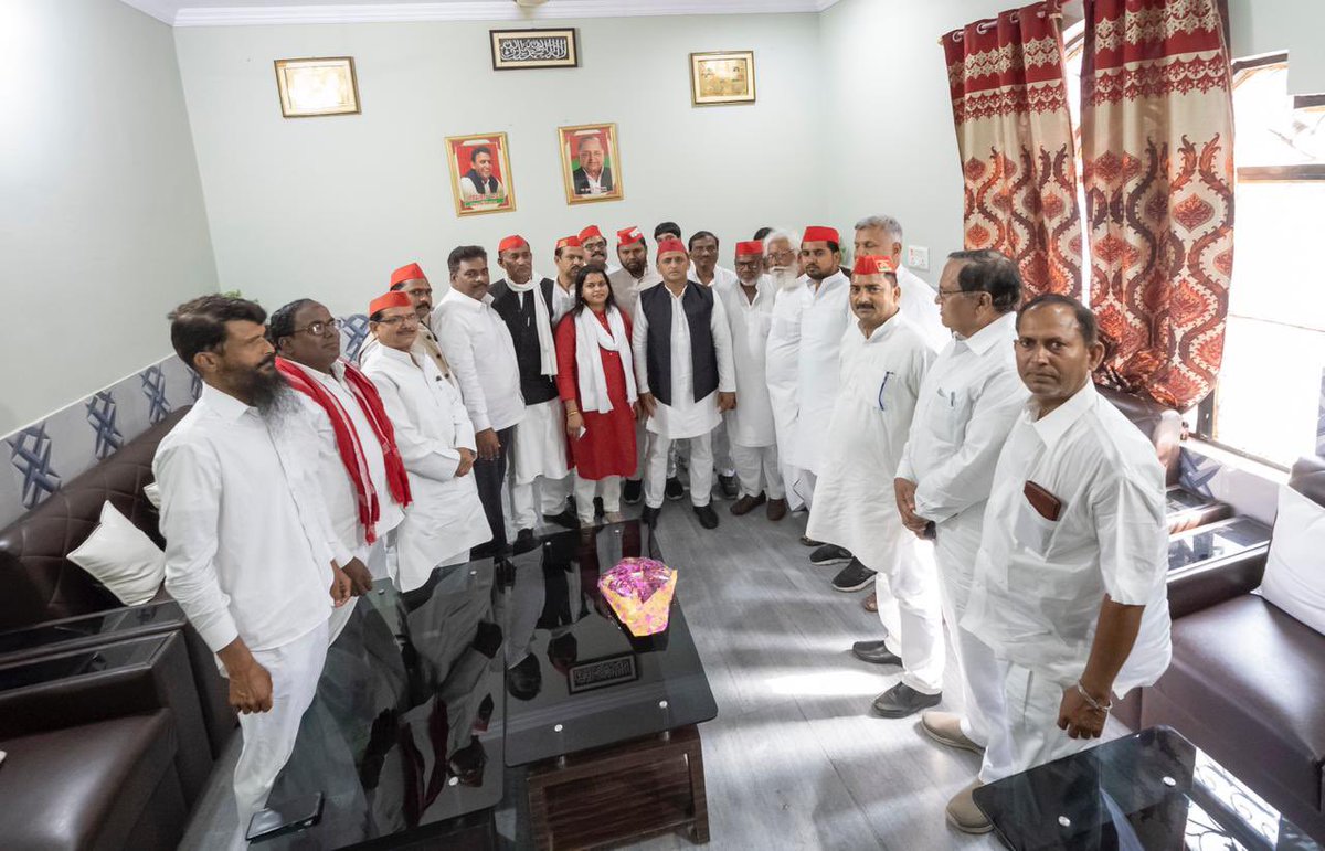 yadavakhilesh's tweet photo. मिला कौशांबी का आशीर्वाद 
फिर से आयेगी सपा सरकार! https://t.co/bhPwtNQ23l