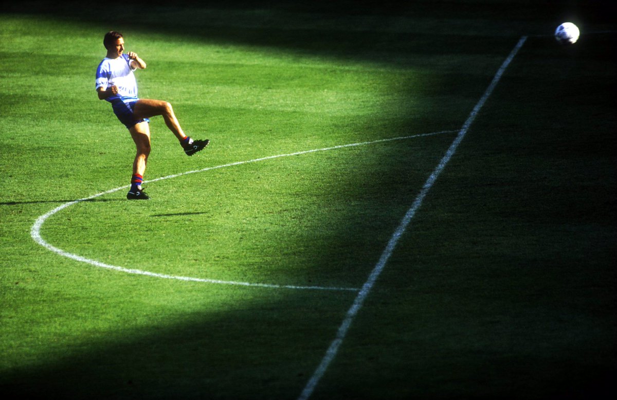 AtaqueFutbolero's tweet photo. ”Todos los entrenadores hablan sobre movimiento, sobre correr mucho. Yo digo que no es necesario correr tanto. El fútbol es un juego que se juega con el cerebro. Debes estar en el lugar adecuado, en el momento adecuado, ni demasiado pronto ni demasiado tarde”.

5 años sin Cruyff. https://t.co/0ooDEj1rL5