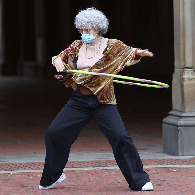 caseythc's tweet image. men out here saying “women aren’t funny” &amp;amp; meanwhile kate mckinnon exists