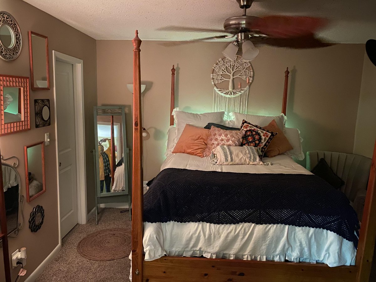 *ROOM DECOR SPOTLIGHT* Y'all, check this out! One of our residents recently sent us this picture of their bedroom decor - how cute! If you have cute bedroom decor and you are our resident, please share with us! We love to see these!

#HappyResidents #BrixworthAtBridgeStreet...