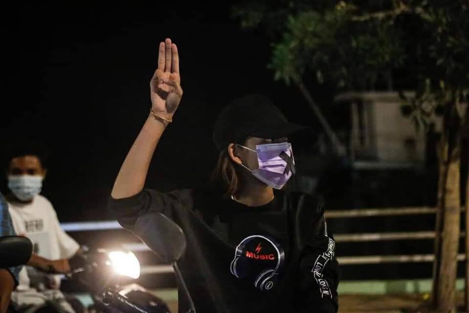 ThaeEiM39972930's tweet photo. MawLaMyine university students did a spring revolution night strike by marching with motorcycles.
SILENCE REVOLUTION 
#WhatsHappeningInMyanmar
#Mar24SilenceStrike https://t.co/v9CkManaCo