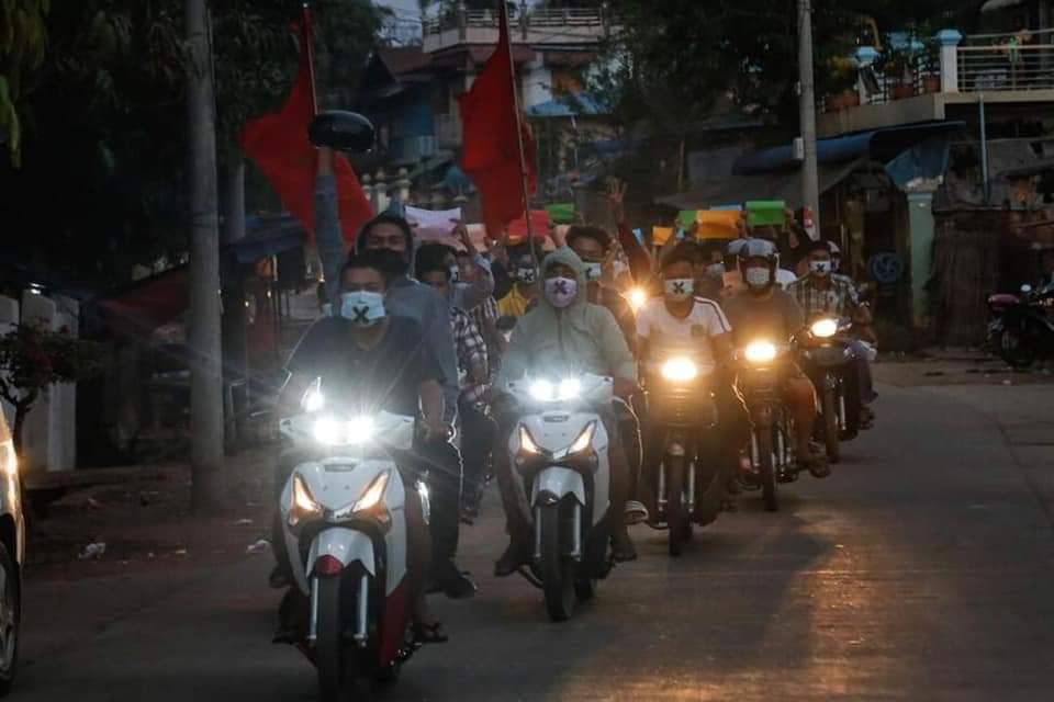 ThaeEiM39972930's tweet photo. MawLaMyine university students did a spring revolution night strike by marching with motorcycles.
SILENCE REVOLUTION 
#WhatsHappeningInMyanmar
#Mar24SilenceStrike https://t.co/v9CkManaCo