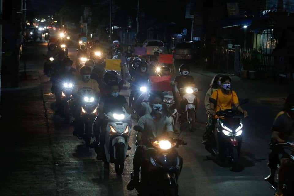ThaeEiM39972930's tweet photo. MawLaMyine university students did a spring revolution night strike by marching with motorcycles.
SILENCE REVOLUTION 
#WhatsHappeningInMyanmar
#Mar24SilenceStrike https://t.co/v9CkManaCo