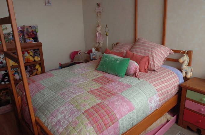 ⚠️ มีเนื้อหารุนแรงมาก

นั่งอ่านข่าวนี้คือแบบโห น่ากลัวมาก มีน้องผญคนนึงอายุสี่ขวบ เข้านอนแล้วพอตอนเช้าพี่เลี้ยงมาปลุก เข้าไปในห้อง กลายเป็นว่าน้องหายตัวไป ตำรวจก็สืบหา ประกาศตามหาน้อง แต่ว่าน้องไม่ได้โดนลักพาตัวไปหรือหนีไป เพราะเก้าวันหลังจากนั้นก็พบศพน้องซ่อนอยู่ในเตียง (มีต่อ)