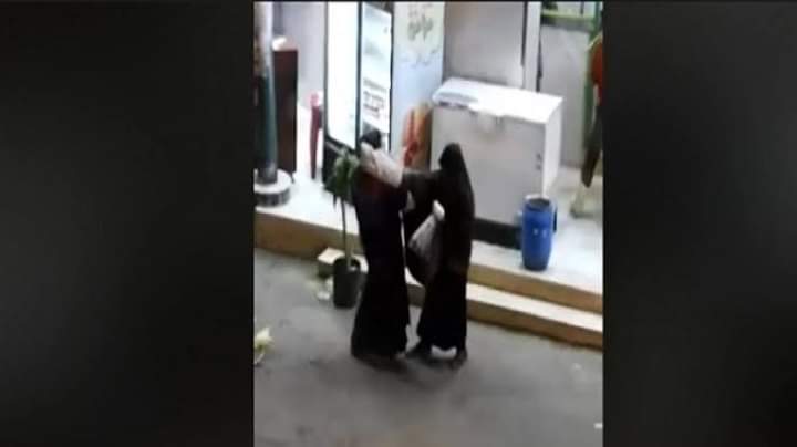 الموضوع خطير جداا لكل بنت فى أسيوط خلوا بالكم مليون مرة م الكلام اللي هقوله فى ست وقفتني مرة عند أبو حنفي بتقولي أنها من ساحل سليم وبتكشف لابنها وفلوسها خلصت وعايزة مصاريف المواصلات وبتقولي انتى زي بنتي وانا مش بوقف إلا الطلبة عشان هتكسف أطلب من حد كبير وعايز رقم تليفوني عشان