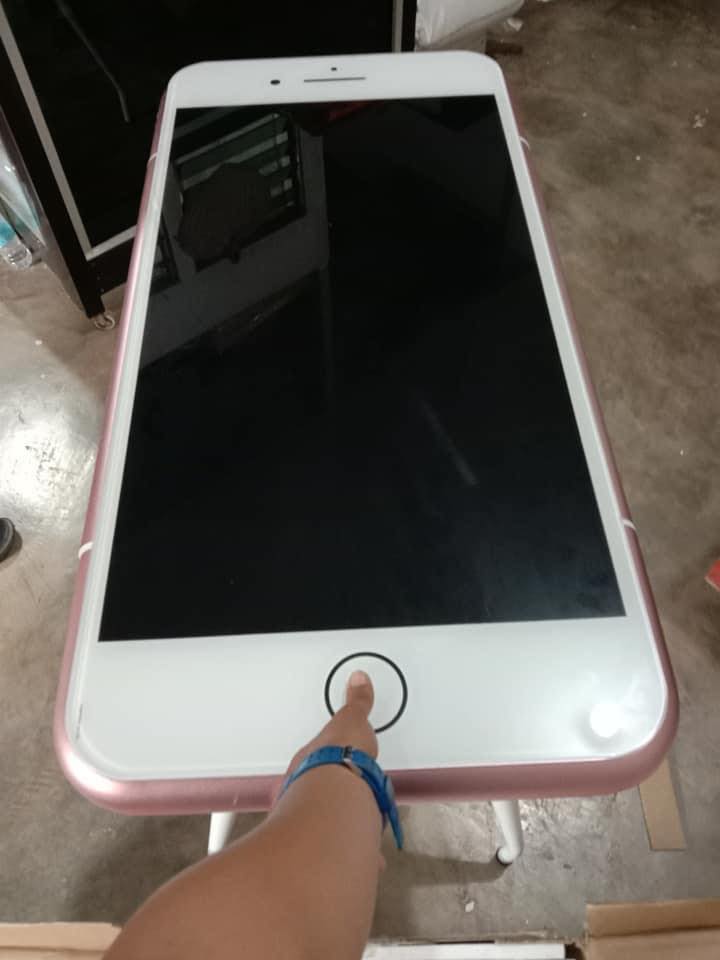 ScreenMix's tweet photo. انتشار قصة مراهق من تايلاند ابتاع عبر أحد المتاجر الإلكترونية جهاز آيفون من آبل بسعر منخفض، فتفاجأ بحصوله على طاولة قهوة على شكل هاتف آيفون. https://t.co/RHWzvIJqBA