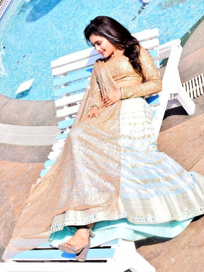 Soumi60885947's tweet photo. All you have to do is mention a colour and tag your friends to post a pic or gif or video of Rhea in that colour.
I tag @Mishbirrhesha2 @Mishbir34586191 @Nikki0231
to post a pic in pink colour

#RheaSharma 
(P.S - couldn't resist myself from posting more than one pic 🙈❤) https://t.co/iCQ0fBOhEb