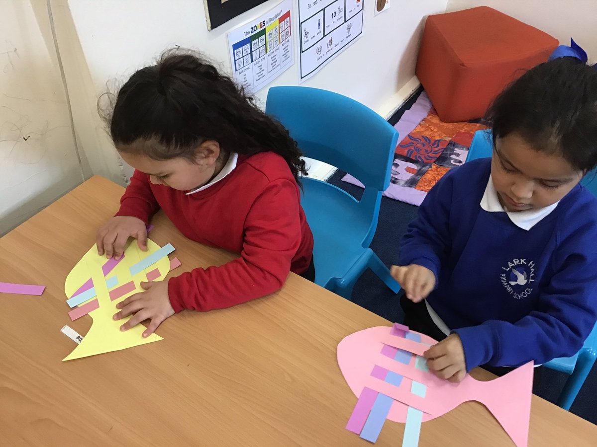 LarkHallPrimary's tweet photo. In Year One in our DT lesson we practised joining things by weaving, sticking and sewing. We made the different settings from Snail and the Whale. Lots of perseverance needed! #lhua #lhalbert #lhbattersea #lhblp https://t.co/efREgEQsMd
