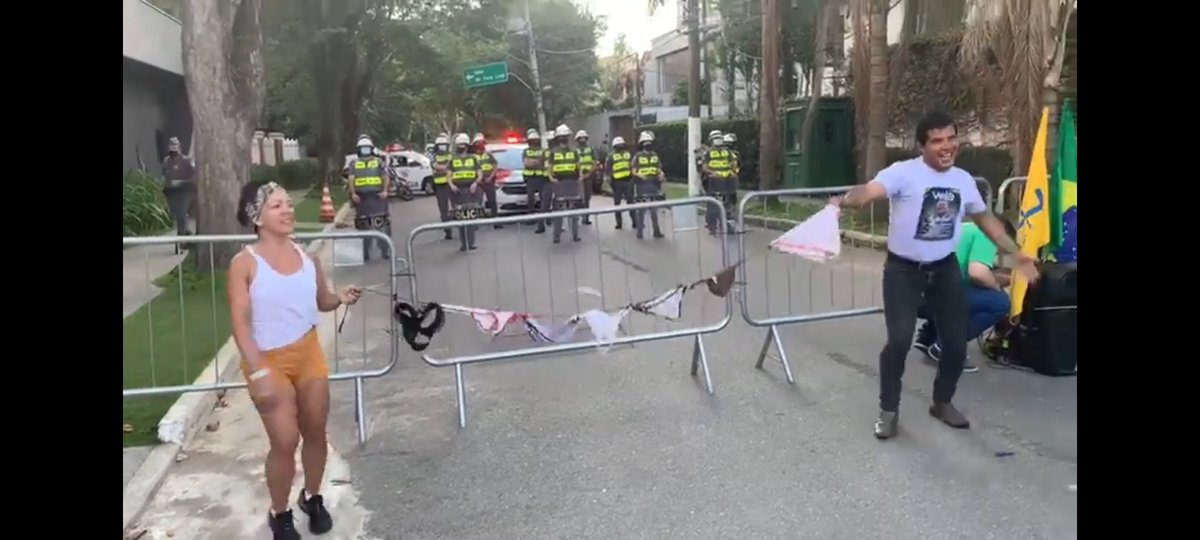 aceitababacas's tweet photo. Manifestação brasileira/Manifestação Ucrânia 

Até que ponto vms com esses tipos de  Manifestações ? Realmente esse povo está passando fome ou com raiva do lockdonw ? Com Esses tipos de Manifestações n vms chega em nem uma conclusão doq o povo está querendo realmente... https://t.co/m8ajqNNQtC
