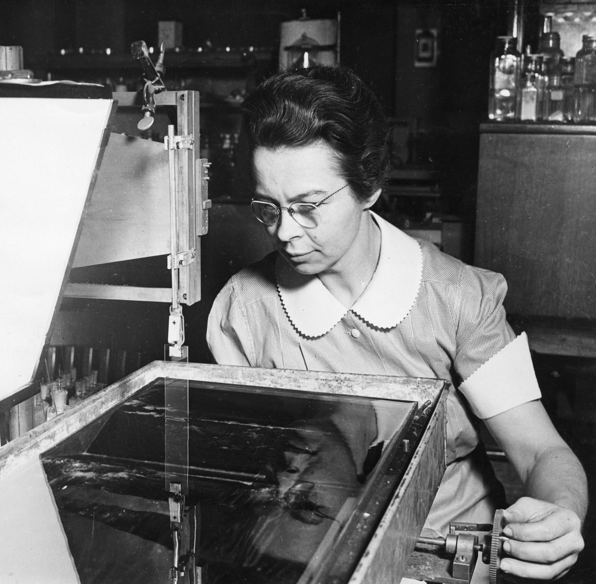 OvonTechnology's tweet photo. Katharine Blodgett made possible the screen you're looking at right now. In 1938 she invented the "invisible" glass while working at General Electric. Why not sharing with us some breakthrough #innovations that last?  https://t.co/nuEJ1A5g91 #ideatoreality #productdesign #IoT https://t.co/GlvueIYrlY