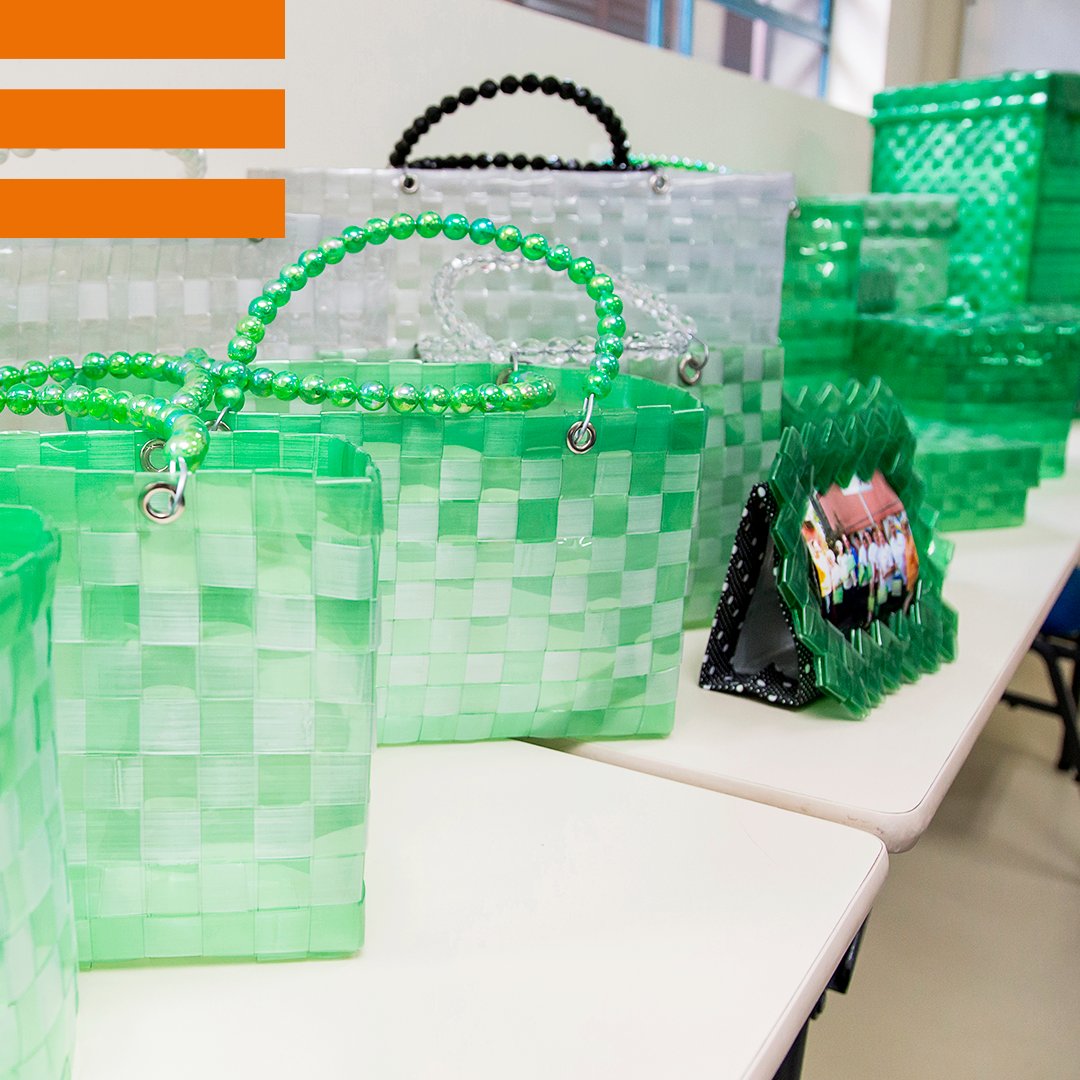IEurofarma's tweet photo. Nossos alunos 60+ produziram peças úteis utilizando embalagens #recicláveis, como garrafas pet. Além de manter a mente ativa e socializar, a oficina incorpora conceitos de #sustentabilidade. Juntos, por um mundo mais verde! Foto tiradas antes da pandemia. #InstitutoEurofarma https://t.co/UQo4WefV3B