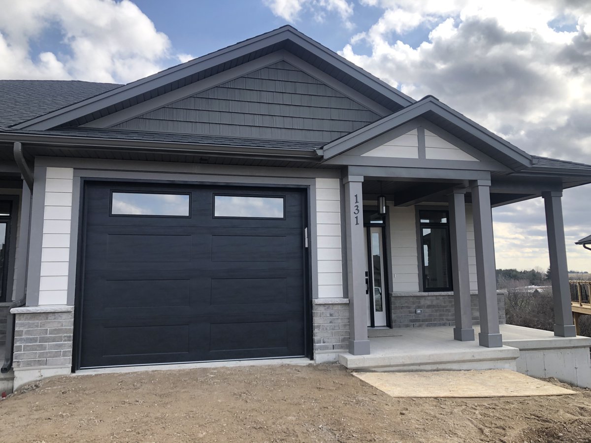 HandCStratford's tweet image. Bickell Built Homes Lifestyle Bungalow Semi, in the sought-after Stoneridge development! Elegance and efficiency are abundant in this classy Craftsman style exterior and finishes, combined with above expected features and amenities. #newlistingalert @BickellBuilt