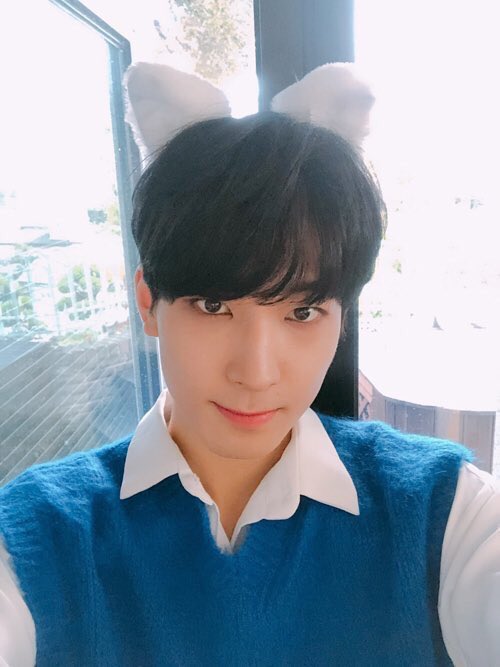 woniverst's tweet photo. 전원우 안어울리는 직업
에버랜드 알바생
....인줄 알았으나
잘어울림
이남자 뭐야
전원우 어때?
직선냉미남얼굴로 고양이 자기모에화하고 머리띠쓰고 쁘띠셀카찍는 남자 어때? https://t.co/h4dtkwhQ2v