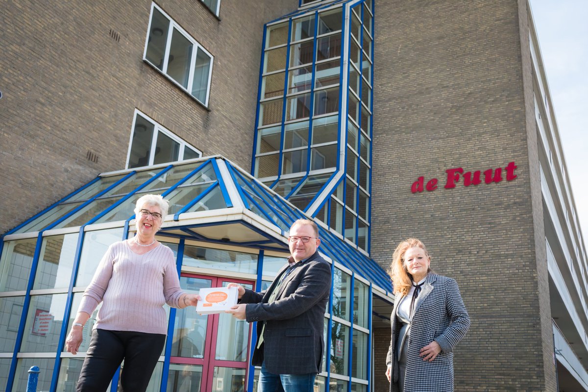 Met de overhandiging van een feestelijk pakketje verwelkomde Ferry van der Pal en huurdersorganisatielid Marianne Hulzing de eerste van honderden nieuwe huurders. Wij nemen per 1 april 550 woningen in Naaldwijk en Honselersdijk van Vestia over: wonenwateringen.nl/nieuws/wonen-w…