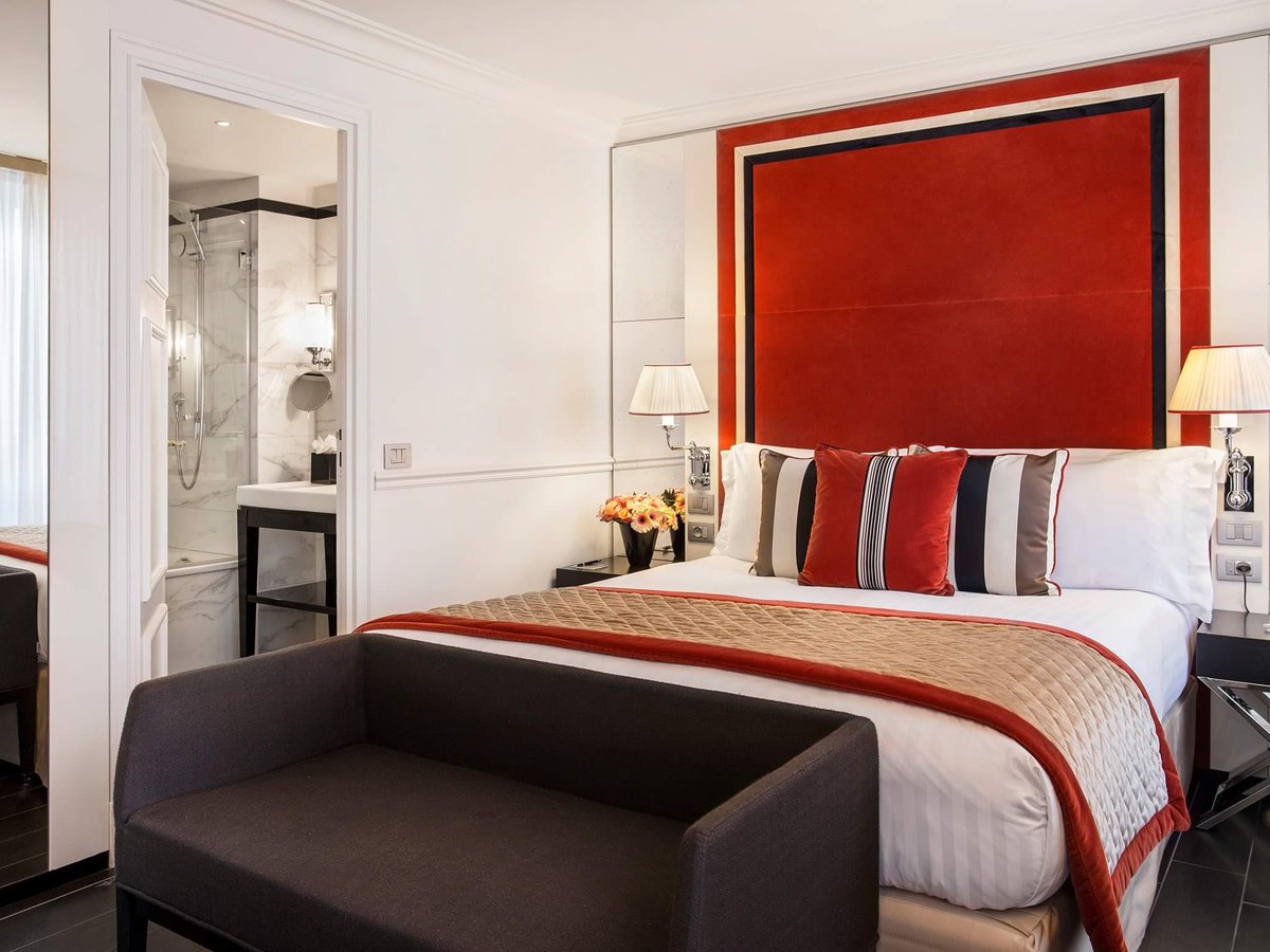 Unique and unforgettable stay in the world of Italian sensuality and Parisian allure! 
#hotelroom #parisianhotel #roomdesign #italianinspiration #red #beige #colortherapy #stayinparis #visitparis #starhotelscollezione #castilleparis