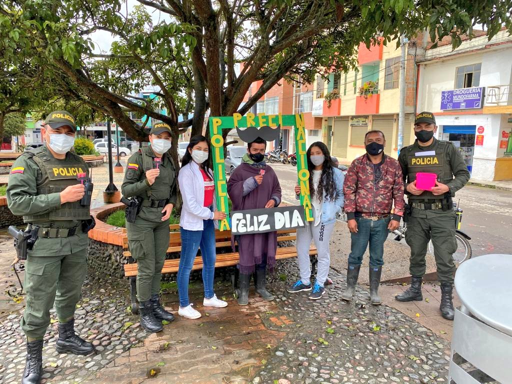 PoliciaNarino's tweet photo. Nuestro grupo de #Prevencion, #MNVC y las niñas de la cívica juvenil de #Gualmatan celebraron el día del hombre mediante entrega de obsequios, esto con el fin de afianzar los lados de amistad entre policía y comunidad #EsUnHonorSerPolicia https://t.co/PgZiky8wpp