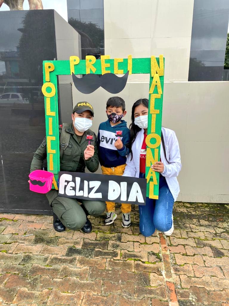 PoliciaNarino's tweet photo. Nuestro grupo de #Prevencion, #MNVC y las niñas de la cívica juvenil de #Gualmatan celebraron el día del hombre mediante entrega de obsequios, esto con el fin de afianzar los lados de amistad entre policía y comunidad #EsUnHonorSerPolicia https://t.co/PgZiky8wpp