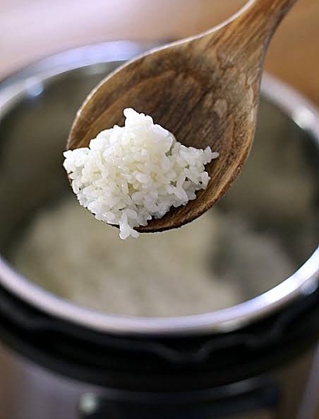 Nig_Farmer's tweet photo. #NaijaFarmerTips
You added too much water to your Rice &amp; it's turned to Potopoto.

It won't taste or look presentable

So let me tell you how to safe it.

Just placed one sliced bread on the rice while cooking it for 10-15mins

It absorb all the moisture &amp; less sticky

Retweet 😊 https://t.co/eZb1E98J5M