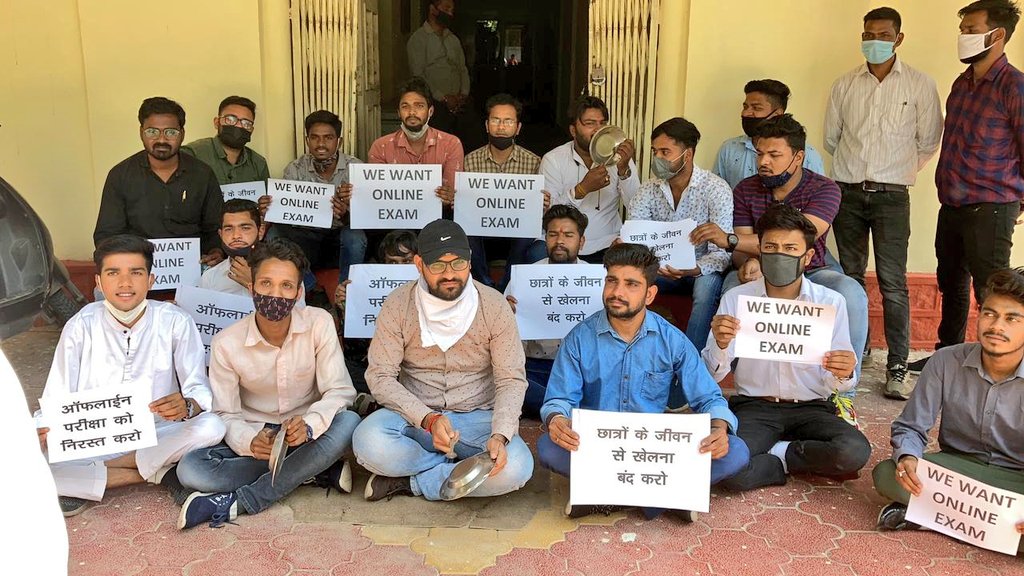 आज जबलपुर में NSUI द्वारा कोरोना संक्रमण के खतरे को देखते हुए प्रदेश के महाविद्यालयों में ऑनलाइन परीक्षा आयोजित करवाए जाने की मांग को लेकर  अतिरिक्त संचालक कार्यालय के सामने थाली बजाकर प्रदर्शन किया गया ।।(1/2)