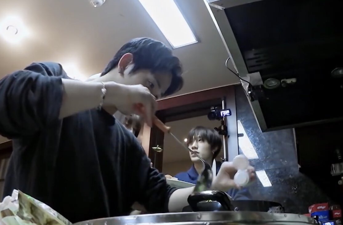 mizuki_forasahi's tweet photo. Asahi: “Thank you for being my mother role in Korea!” 
Mashiho the sweetest he’s literally Mama 💛

#永遠に輝く星マシホ
#ShiningAceMASHIHOday
#우리인생의봄_마시호_생일축하해
@treasuremembers https://t.co/EoUWPpmnih