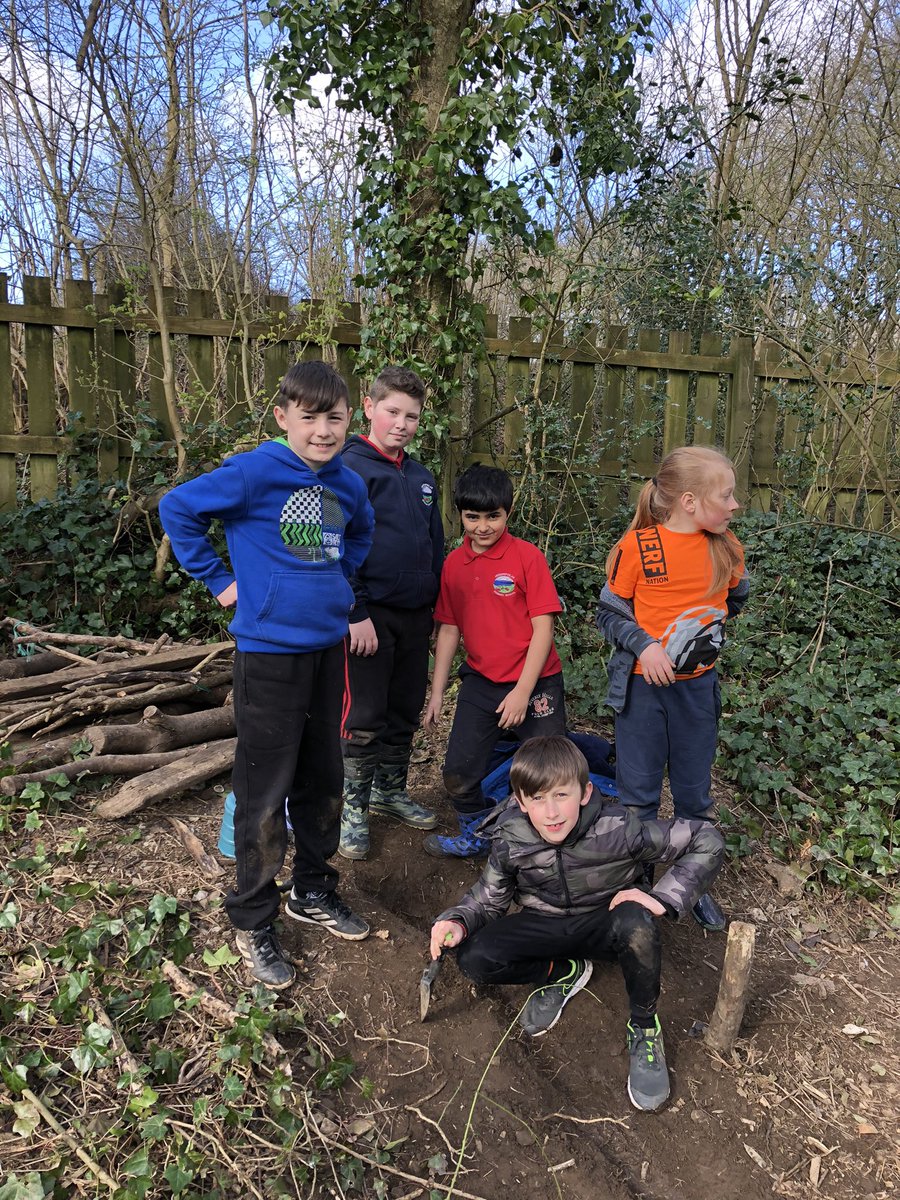 Hendrefoilan's tweet photo. Fantastic teamwork and problem solving in Year 5, adapting and improving our rivers after our day with @DawnNaturedays #hdfpy5 #outdoorlearning #teamwork https://t.co/8ipQ0chtVr
